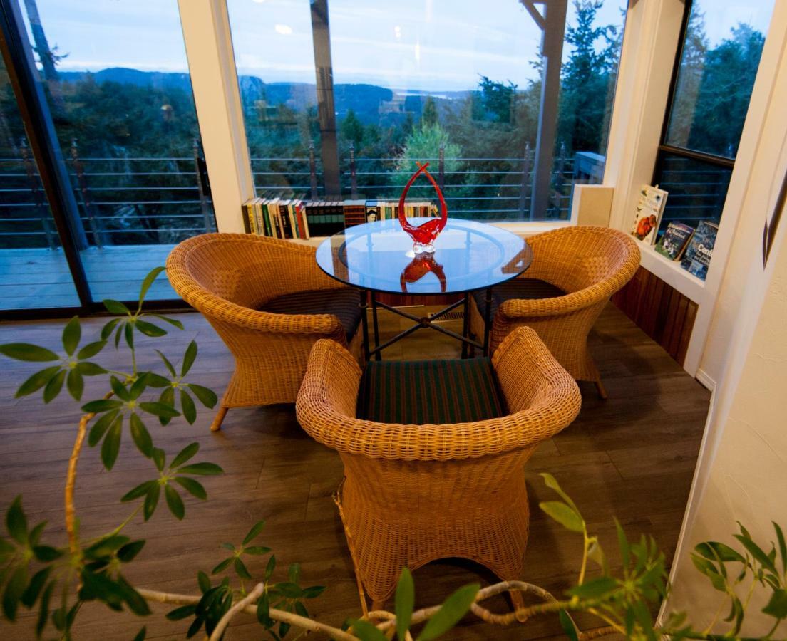 Shangri-La Oceanfront Vacation Home Bedwell Harbour Exterior photo